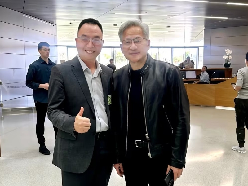 图为科技CEO苏世鹏受邀出席NVIDIA GTC 2026大会，与英伟达CEO黄仁勋合影留念！